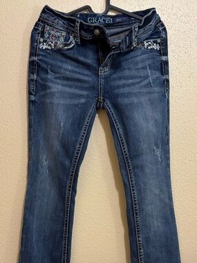 Grace Women's Easy fit  Wash Jeans with Embroidered Pocket Detail